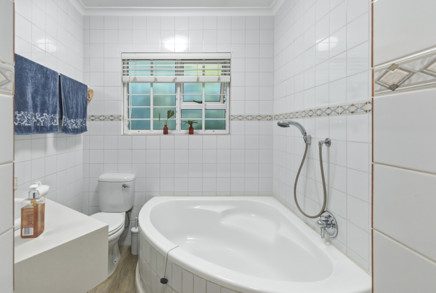 6 Bedroom Property for Sale in La Concorde Western Cape